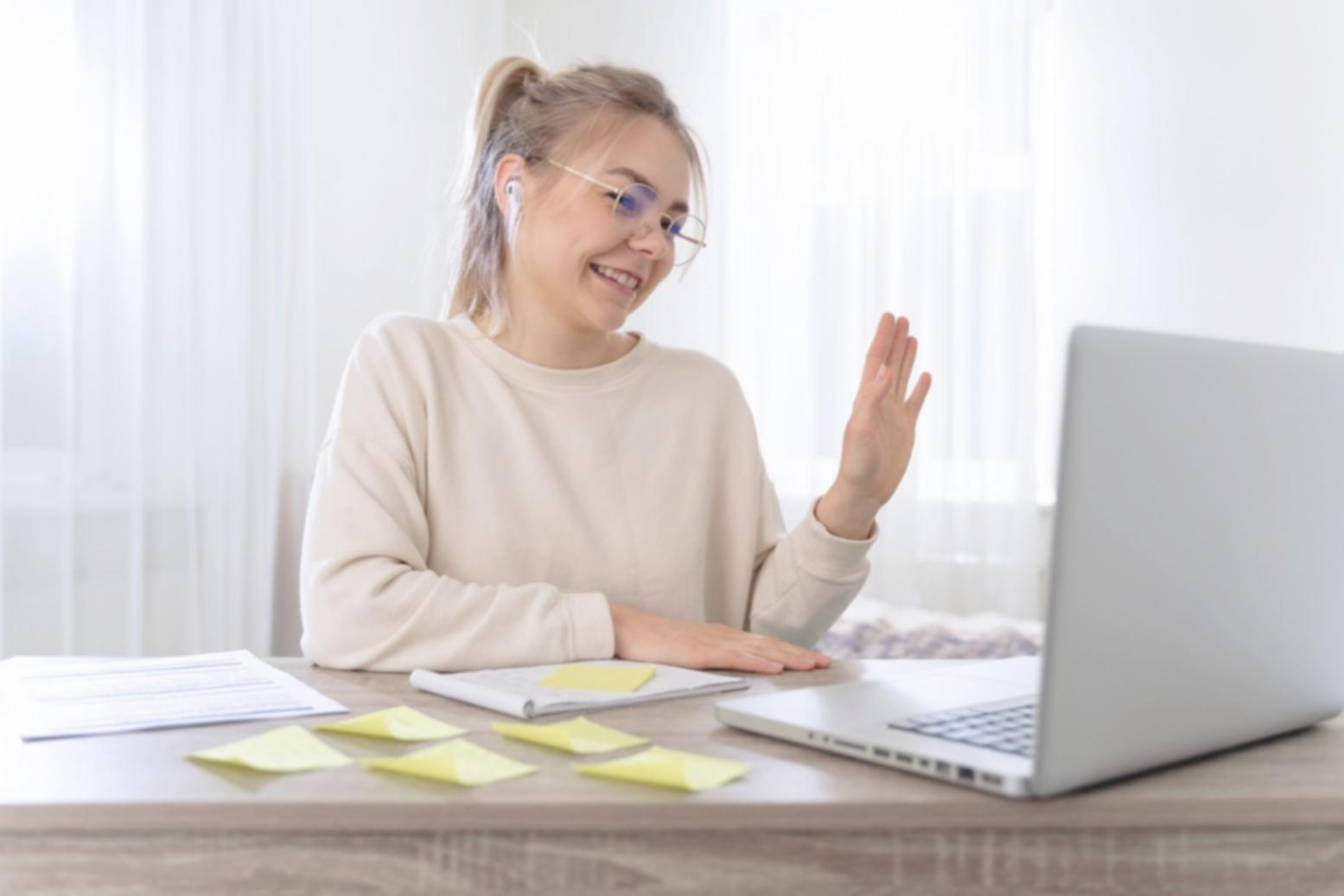 Professionnel analysant des données de coaching sur son ordinateur